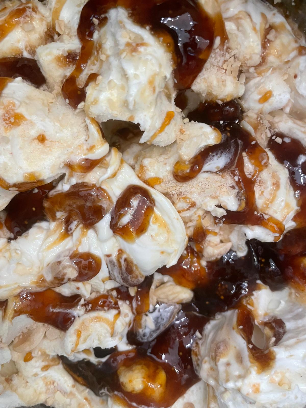 Vaschette di creme gelato artigianali esposte in vetrina
