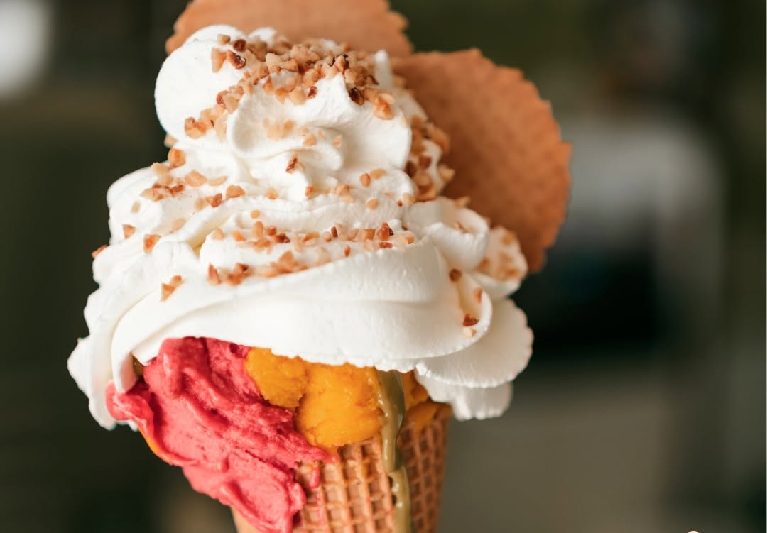 Coppa gelato decorata con frutta fresca