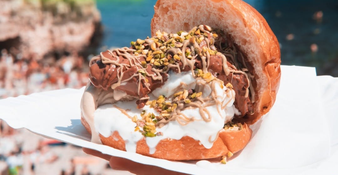 Granita pugliese servita con brioche
